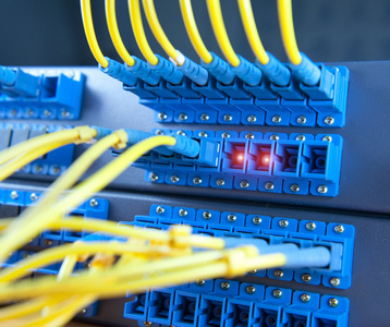 現(xiàn)代服務(wù)器機(jī)房 網(wǎng)絡(luò)互聯(lián)與云服務(wù)的核心技術(shù)